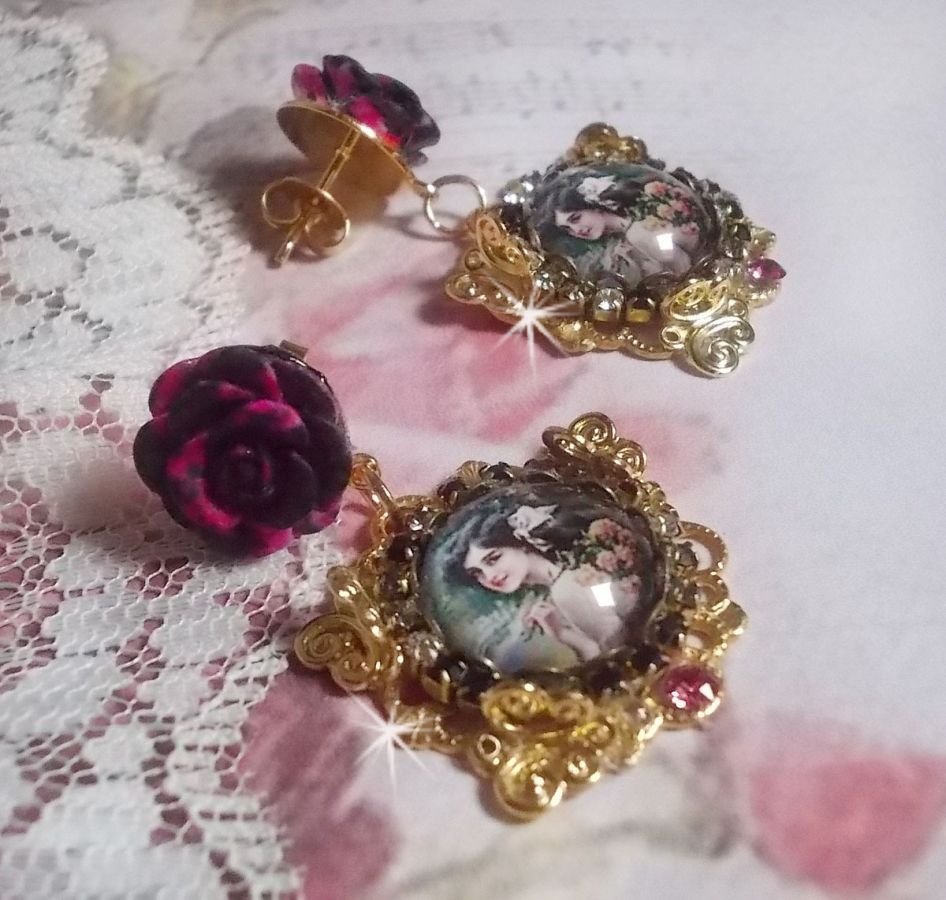 BO Weekend of Roses creado con cabujones que representan a una mujer con rosas, cuentas de resina y cristales de Swarovski