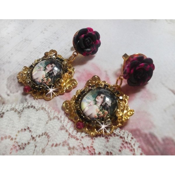 BO Weekend of Roses creado con cabujones que representan a una mujer con rosas, cuentas de resina y cristales de Swarovski