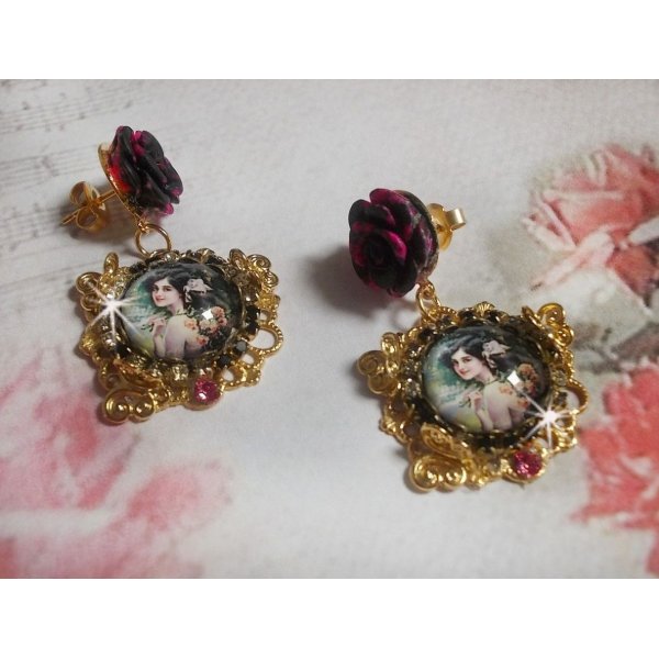 BO Weekend of Roses creado con cabujones que representan a una mujer con rosas, cuentas de resina y cristales de Swarovski