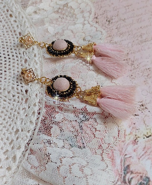 BO Rosy Rose mont&eacute;es avec des cabochons en tissu velours rose poudr&eacute; orn&eacute; d&rsquo;une cha&icirc;ne strass Cristal Noir sur estampes Dor&eacute;es en Laiton. S&rsquo;ajoute des pompons avec c&ocirc;nes M&eacute;tal sur clous en Argent 925