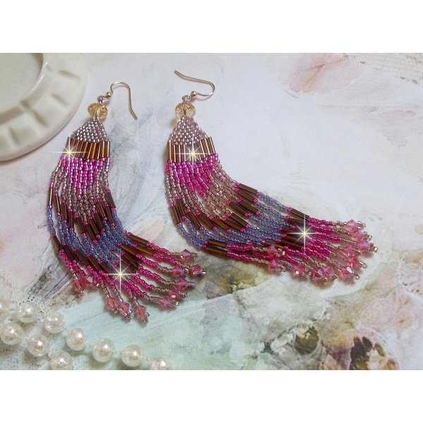 BO Explosion de Roses avec des rocailles en verre aux couleurs vari&eacute;es comme un arc en ciel floral &agrave; laquelle s&rsquo;ajoute des toupies en Cristal Rose et perles rondes facett&eacute;es Beiges