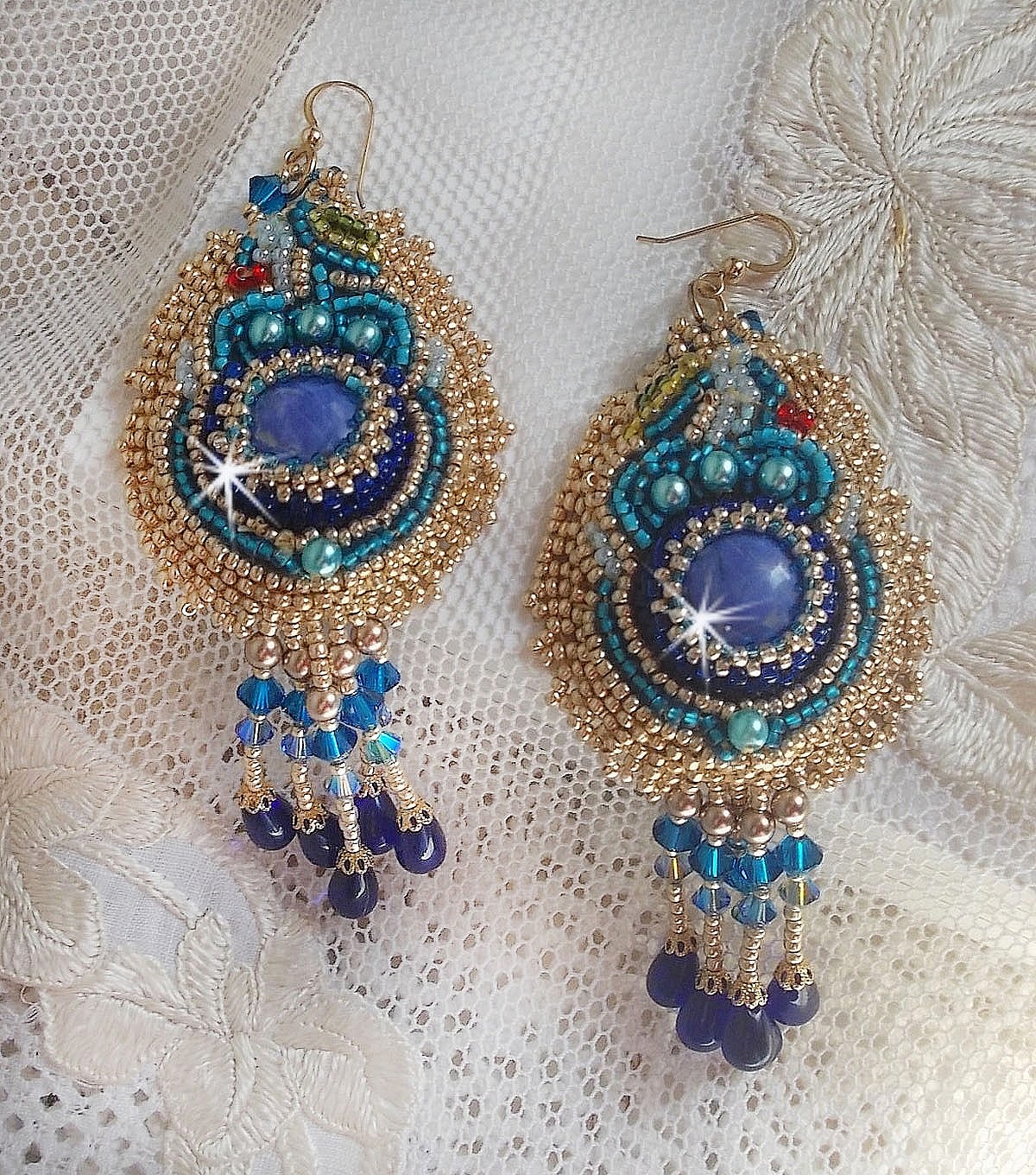 BO Papillon Or Bleu brod&eacute;es avec des gouttes, pierres de gemme et rocailles