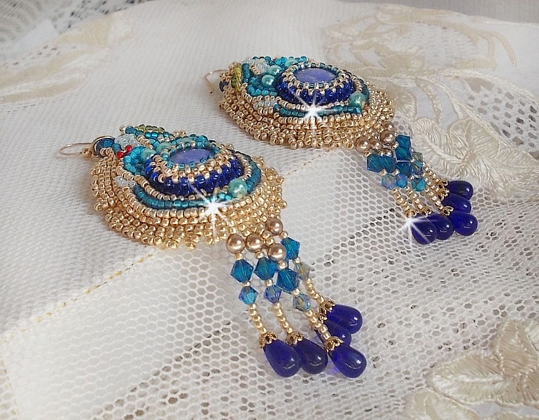 BO Papillon Or Bleu brod&eacute;es avec des gouttes, pierres de gemme et rocailles