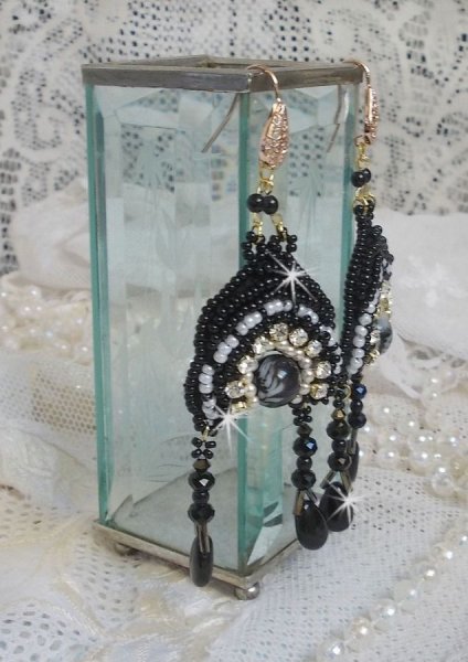 BO F&eacute;erie Black est&aacute;n bordadas con cristales Swarovski, chatones de cristal, cuentas facetadas redondas aplanadas, Bugles retorcidos y rocailles