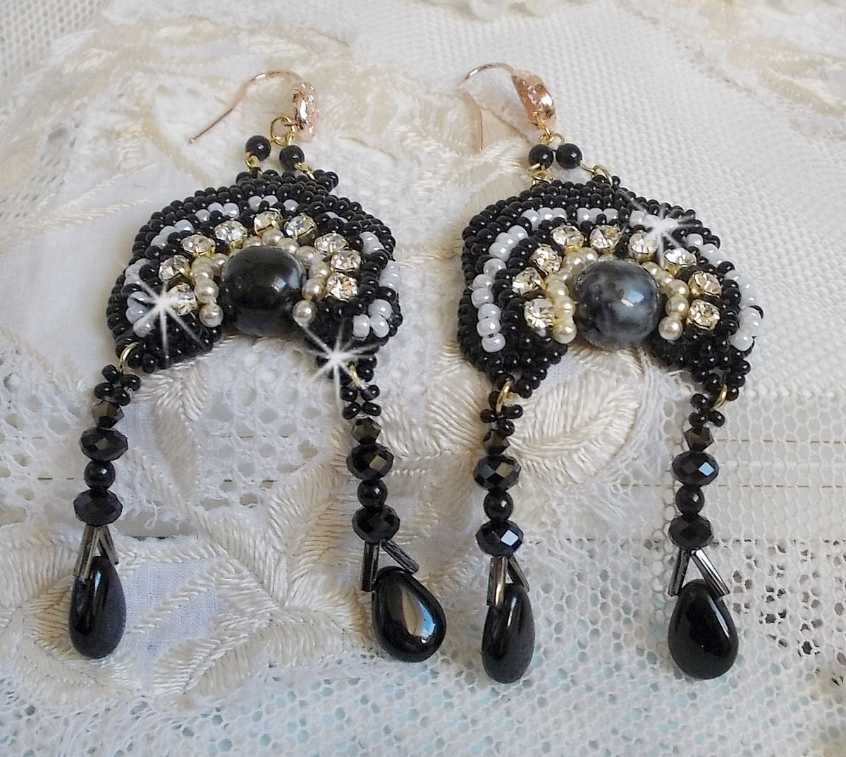 BO Féerie Black están bordadas con cristales Swarovski, chatones de cristal, cuentas facetadas redondas aplanadas, Bugles retorcidos y rocailles