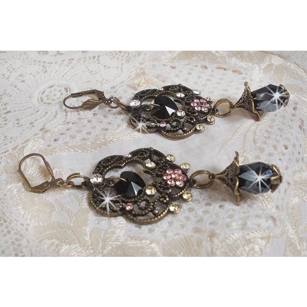 Colecci&oacute;n BO Irresistible Passion montada con cristales de Swarovski en portavelas florales de filigrana de bronce