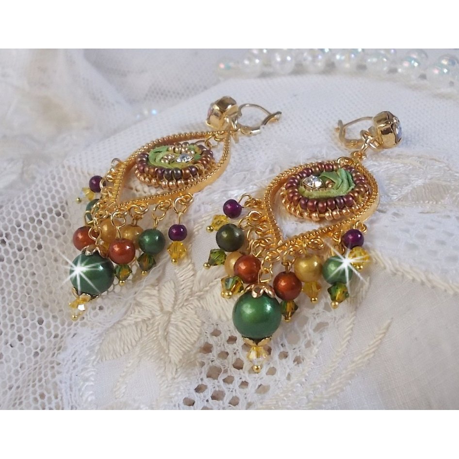 BO Luna veneciana bordada con cinta de seda color camaleón, cristales de Swarovski y cuentas mágicas