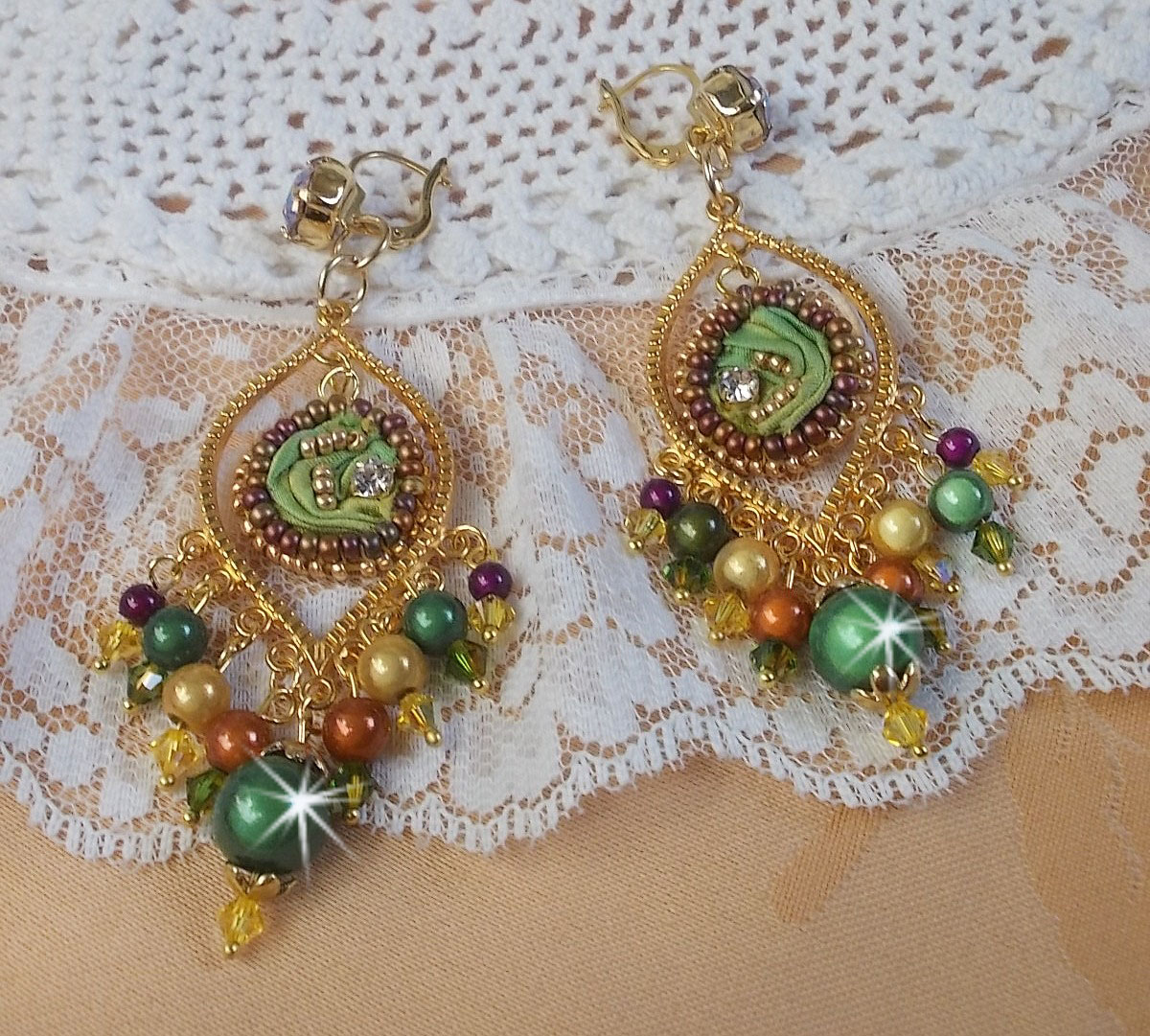 BO Luna veneciana bordada con cinta de seda color camaleón, cristales de Swarovski y cuentas mágicas