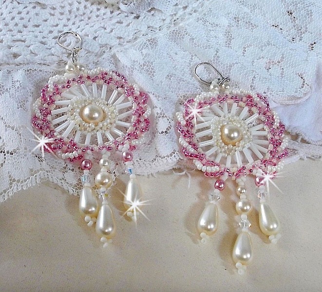 BO D&eacute;tente montado con cuentas redondas marfil y gotas nacaradas, rocallas rosa antiguo y durmientes de plata 925