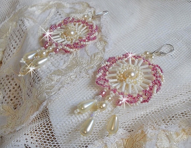 BO D&eacute;tente montado con cuentas redondas marfil y gotas nacaradas, rocallas rosa antiguo y durmientes de plata 925