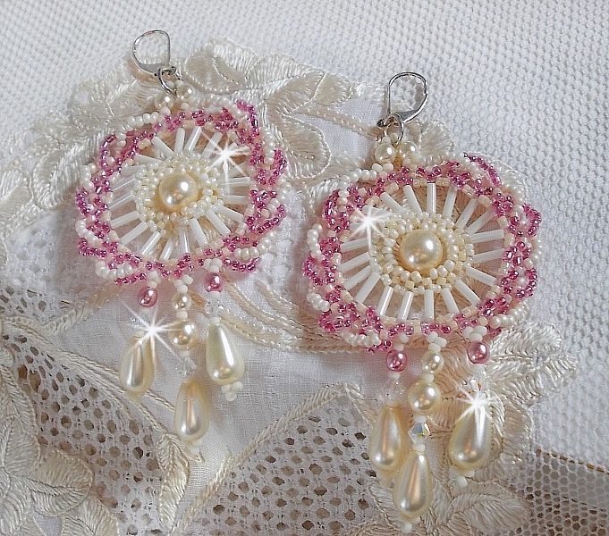 BO D&eacute;tente montado con cuentas redondas marfil y gotas nacaradas, rocallas rosa antiguo y durmientes de plata 925