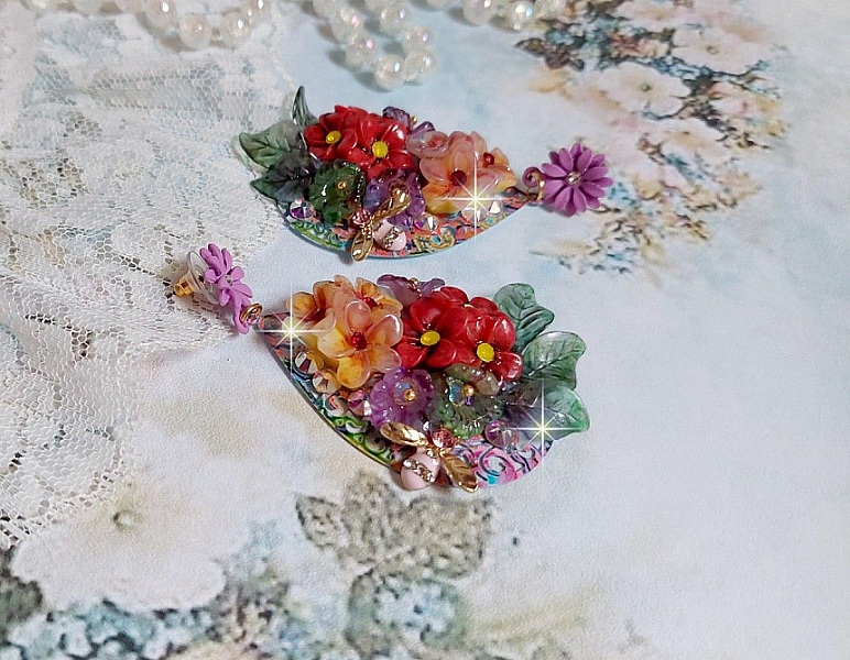 BO Pr&eacute;cieuses Fleurs en r&eacute;sine, breloques abeilles et cristaux. Tout est positionn&eacute; sur des estampes color&eacute;es avec des crochets d&rsquo;oreilles Marguerite M&eacute;tal. Belles nuances de couleurs