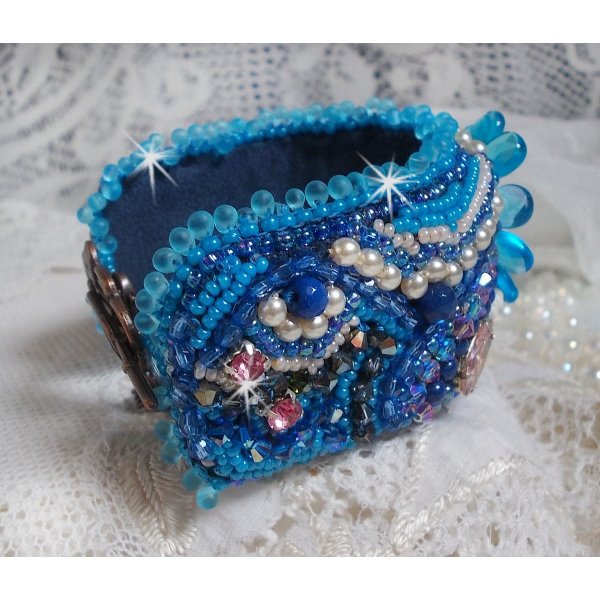 Pulsera brazalete Belle Epoque Haute-Couture bordada con cristales de Swarovski, cabujones de resina y rocallas