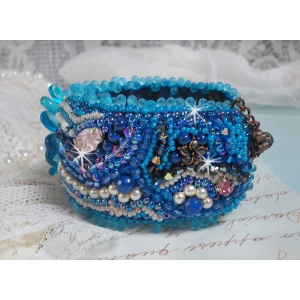Pulsera brazalete Belle Epoque Haute-Couture bordada con cristales de Swarovski, cabujones de resina y rocallas