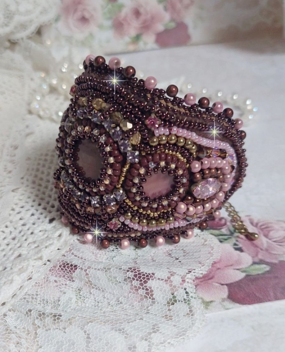 Pulsera puño romántica bordada con perlas de caoba de estilo vintage y cuentas de semillas