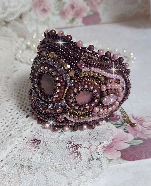 Pulsera pu&ntilde;o rom&aacute;ntica bordada con perlas de caoba de estilo vintage y cuentas de semillas