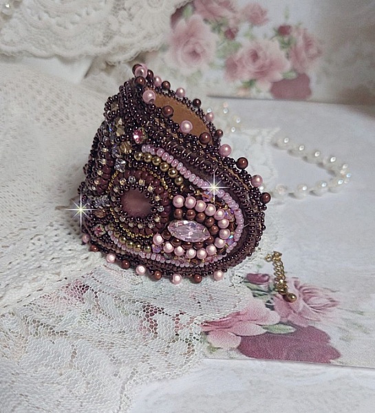 Pulsera pu&ntilde;o rom&aacute;ntica bordada con perlas de caoba de estilo vintage y cuentas de semillas