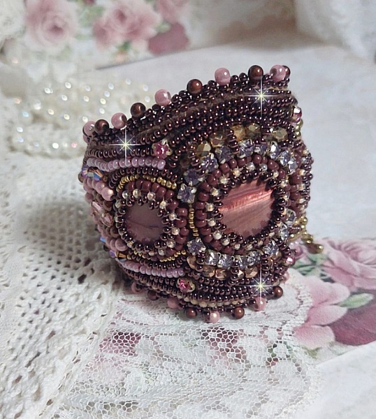 Pulsera pu&ntilde;o rom&aacute;ntica bordada con perlas de caoba de estilo vintage y cuentas de semillas