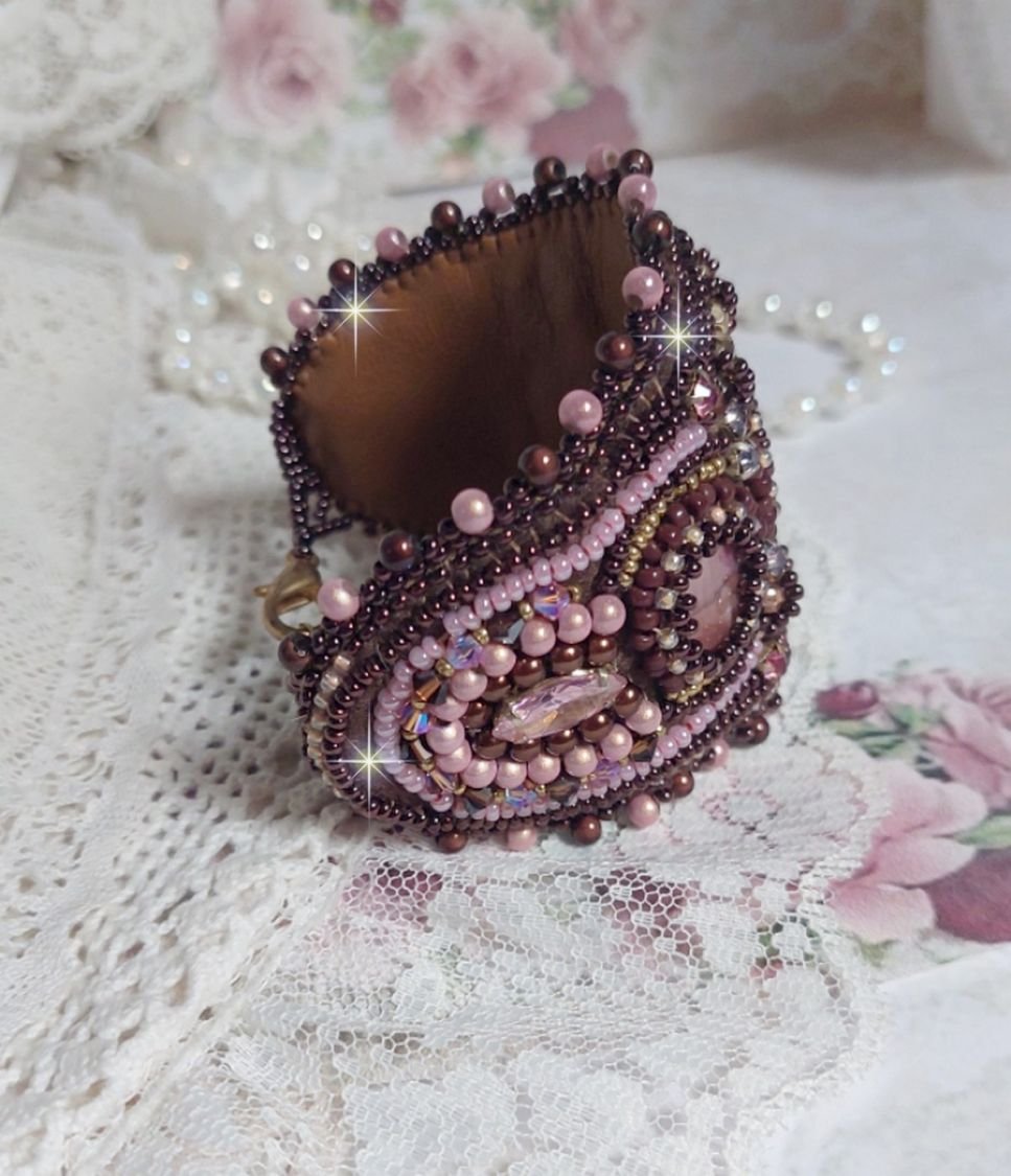 Pulsera puño romántica bordada con perlas de caoba de estilo vintage y cuentas de semillas