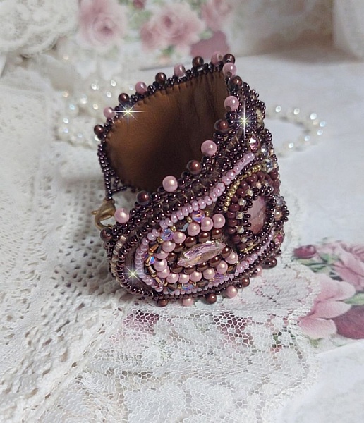 Pulsera pu&ntilde;o rom&aacute;ntica bordada con perlas de caoba de estilo vintage y cuentas de semillas