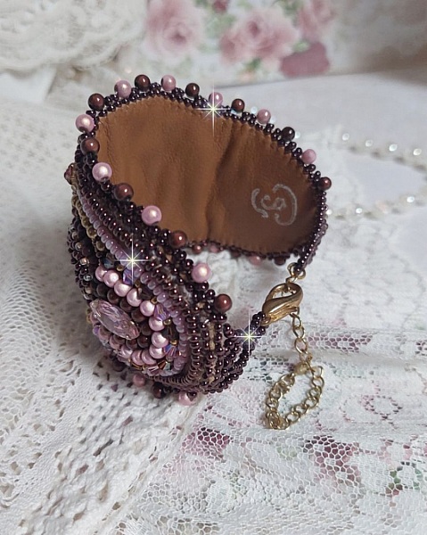 Pulsera pu&ntilde;o rom&aacute;ntica bordada con perlas de caoba de estilo vintage y cuentas de semillas