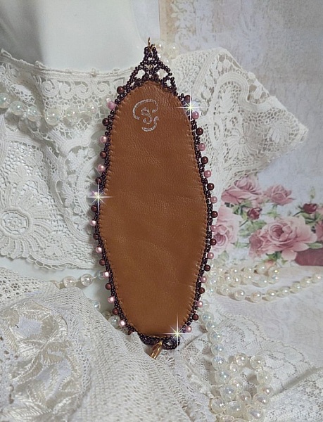 Pulsera pu&ntilde;o rom&aacute;ntica bordada con perlas de caoba de estilo vintage y cuentas de semillas