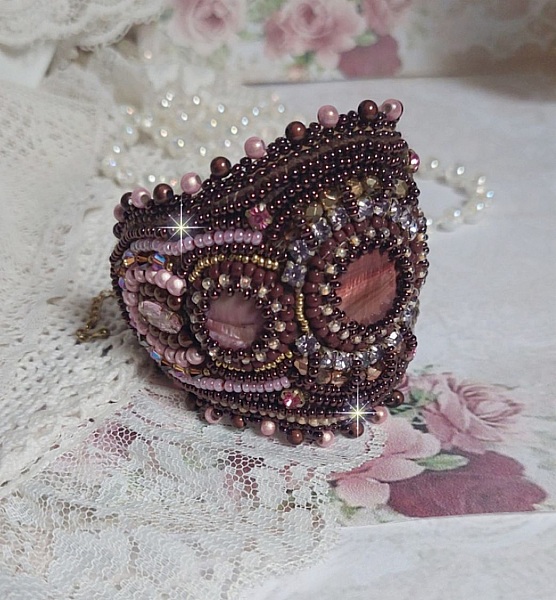 Pulsera pu&ntilde;o rom&aacute;ntica bordada con perlas de caoba de estilo vintage y cuentas de semillas