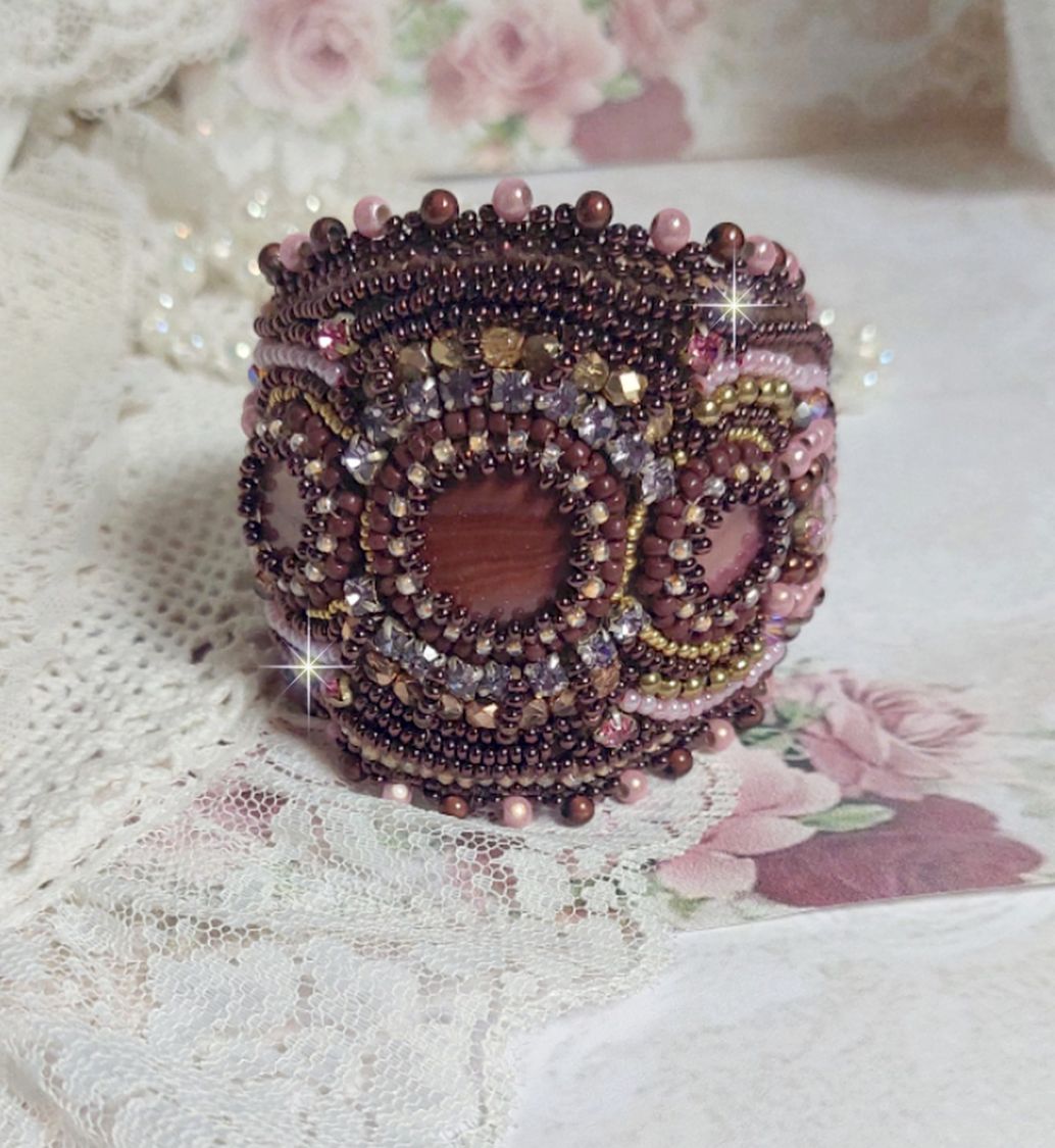 Pulsera puño romántica bordada con perlas de caoba de estilo vintage y cuentas de semillas