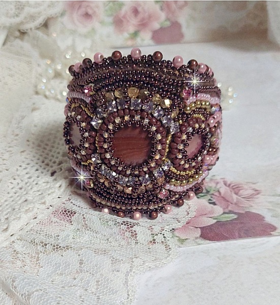 Pulsera pu&ntilde;o rom&aacute;ntica bordada con perlas de caoba de estilo vintage y cuentas de semillas