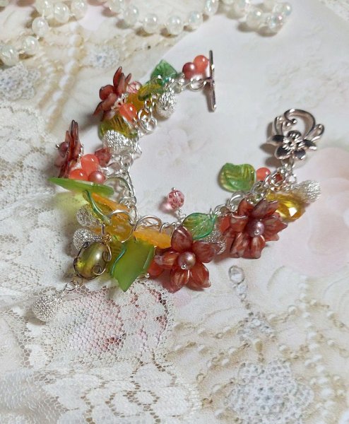 Bracelet Blondy cr&eacute;&eacute; sur un bracelet gourmette avec fleurs, feuilles, perles, cristaux et perles en Jade teint&eacute; Orange