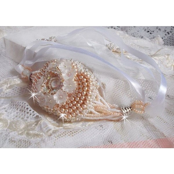 Pulsera Bouquet d'un Jour bordada con perlas de Swarovski, flores de Lucite, cintas y rocallas de calidad