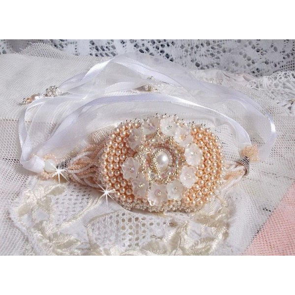 Pulsera Bouquet d'un Jour bordada con perlas de Swarovski, flores de Lucite, cintas y rocallas de calidad