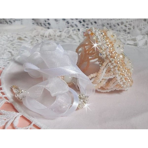 Pulsera Bouquet d'un Jour bordada con perlas de Swarovski, flores de Lucite, cintas y rocallas de calidad
