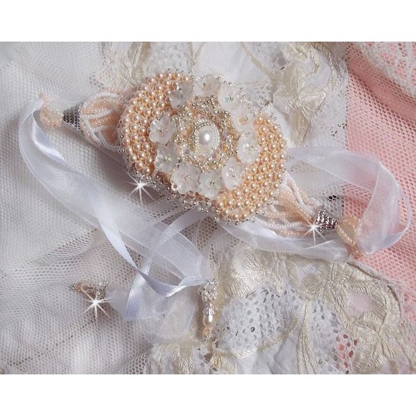 Pulsera Bouquet d'un Jour bordada con perlas de Swarovski, flores de Lucite, cintas y rocallas de calidad
