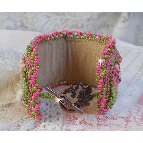 Pulsera brazalete Miss Lady bordada con cristales de Swarovski, facetas de cristal de Bohemia y rocallas verdes y rosas