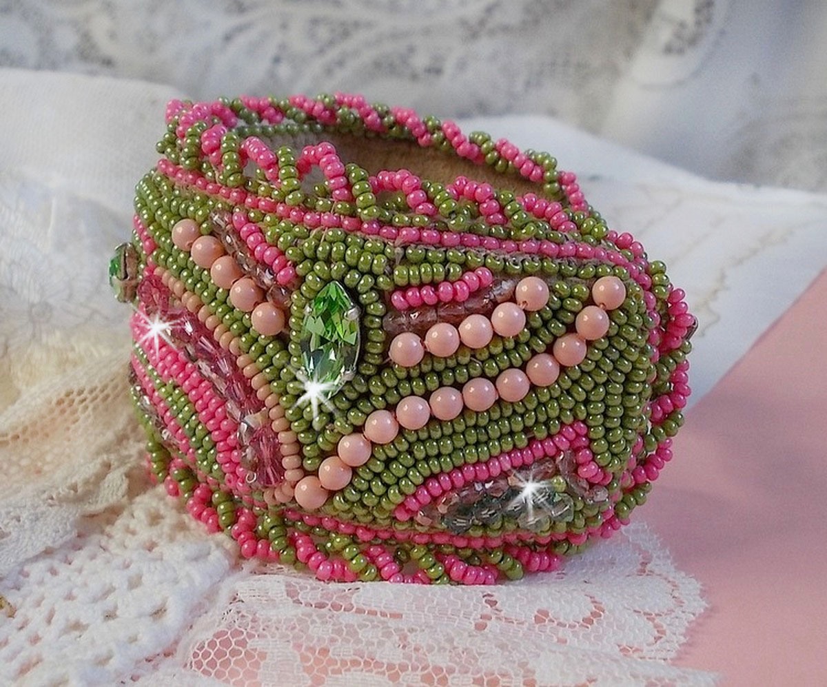 Pulsera brazalete Miss Lady bordada con cristales de Swarovski, facetas de cristal de Bohemia y rocallas verdes y rosas