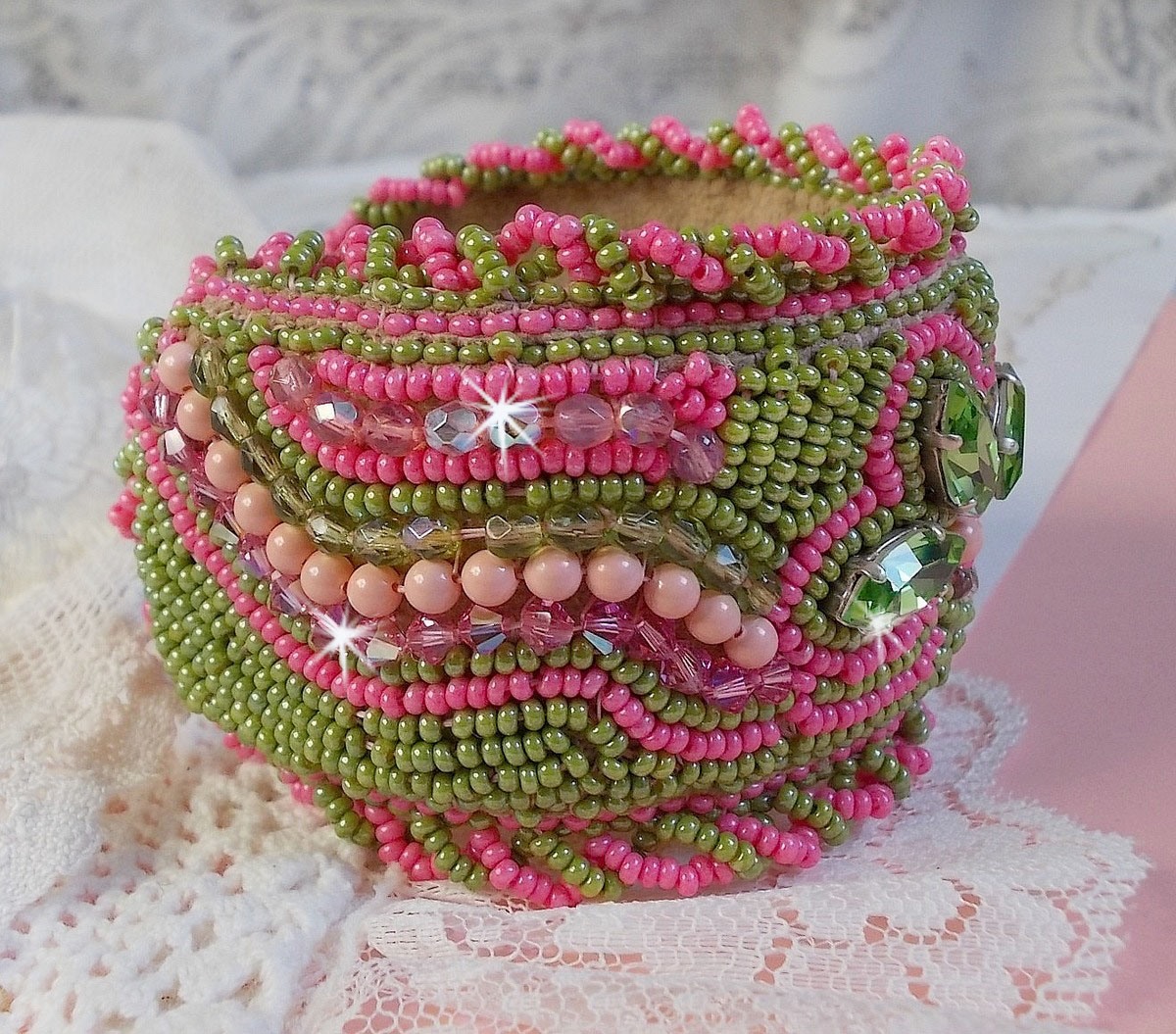 Pulsera brazalete Miss Lady bordada con cristales de Swarovski, facetas de cristal de Bohemia y rocallas verdes y rosas