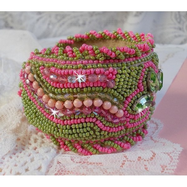 Pulsera brazalete Miss Lady bordada con cristales de Swarovski, facetas de cristal de Bohemia y rocallas verdes y rosas