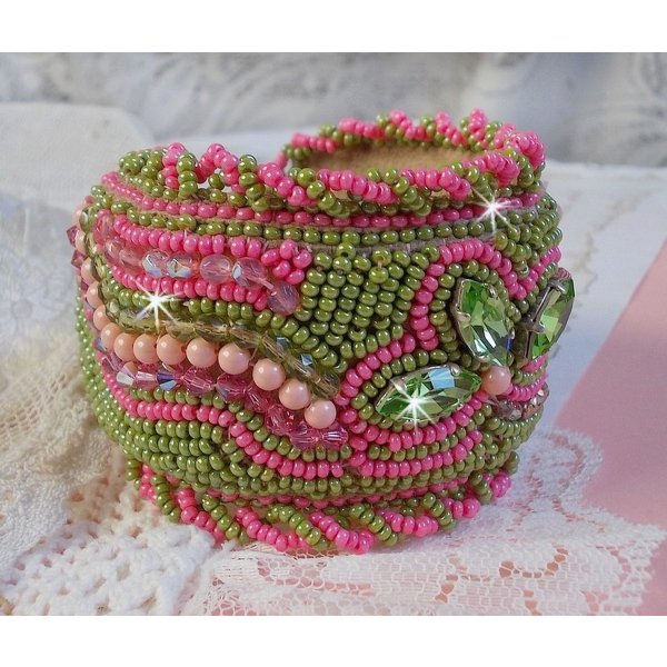 Pulsera brazalete Miss Lady bordada con cristales de Swarovski, facetas de cristal de Bohemia y rocallas verdes y rosas