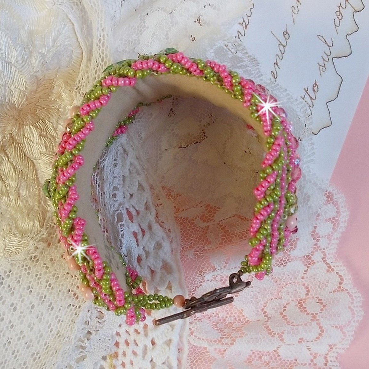 Pulsera brazalete Miss Lady bordada con cristales de Swarovski, facetas de cristal de Bohemia y rocallas verdes y rosas