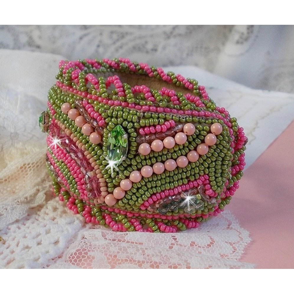 Pulsera brazalete Miss Lady bordada con cristales de Swarovski, facetas de cristal de Bohemia y rocallas verdes y rosas