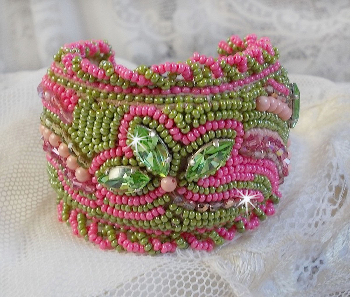 Pulsera brazalete Miss Lady bordada con cristales de Swarovski, facetas de cristal de Bohemia y rocallas verdes y rosas