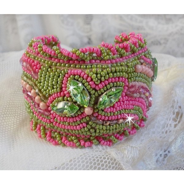 Pulsera brazalete Miss Lady bordada con cristales de Swarovski, facetas de cristal de Bohemia y rocallas verdes y rosas