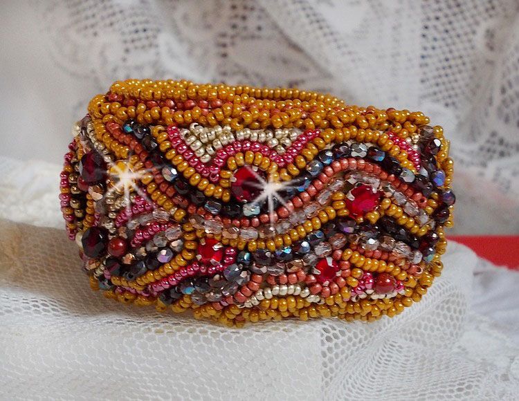 Pulsera brazalete de jaspe rojo bordada con un cabujón de jaspe rojo, cristales de Swarovski y cuentas de rocalla