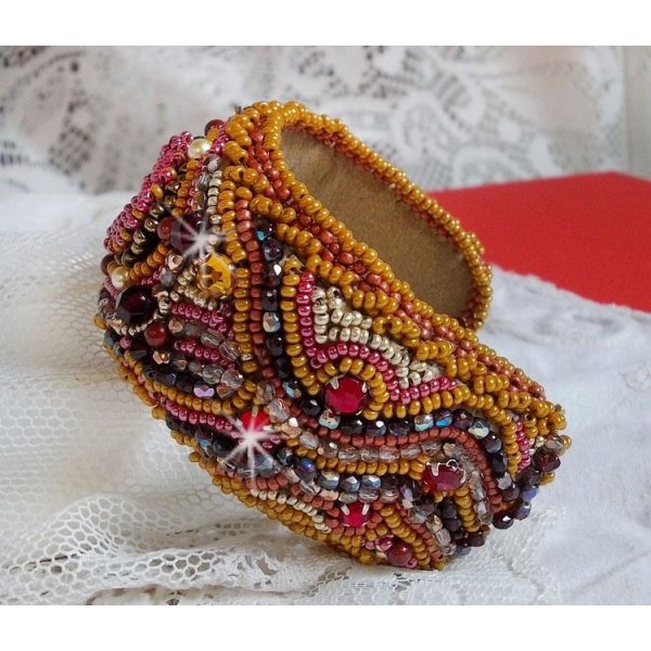 Pulsera brazalete de jaspe rojo bordada con un cabujón de jaspe rojo, cristales de Swarovski y cuentas de rocalla