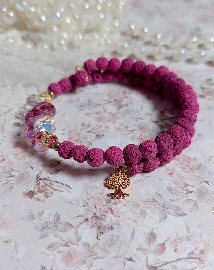 Bracelet Couronne Rose Framboise avec pierres de Lave, pendentifs et toupies en cristal, breloque arbre de vie