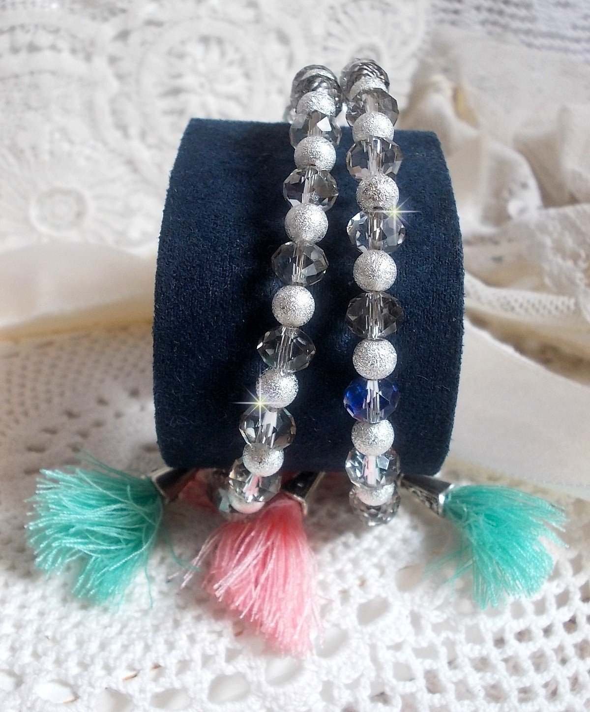 Bracelets Cristalline Eclat avec doubles bracelets aux perles Stardust Argent&eacute;es effet paillet&eacute;, perles rondes facett&eacute;es en verre et pompons couleur Rose et Menthe pour un style contemporain