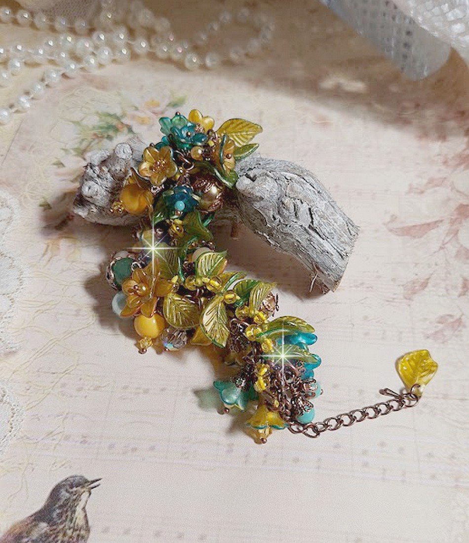 Bracelet Cézanne créé avec des grandes et petites fleurs peintes à la main dans les tons de Jaune, Or, Vert, Bleu, Cuivre, Marron et Bronze à laquelle s’ajoute perles : Aventurine et Jade Jaune Clair