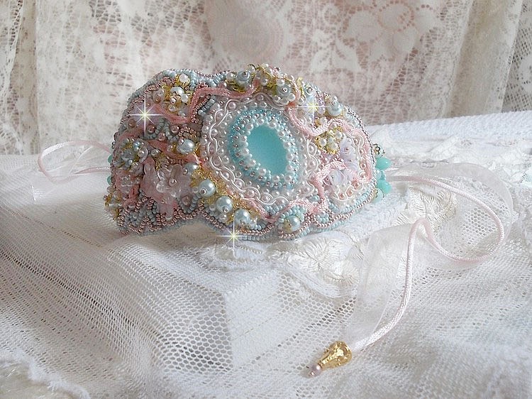 Pulsera de encaje menta Haute-Couture bordada con cristales de Swarovski, cuentas de cristal bohemio, cuentas de semillas y flores de resina Lucite