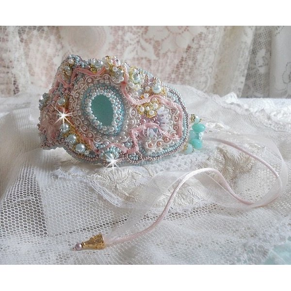 Pulsera de encaje menta Haute-Couture bordada con cristales de Swarovski, cuentas de cristal bohemio, cuentas de semillas y flores de resina Lucite